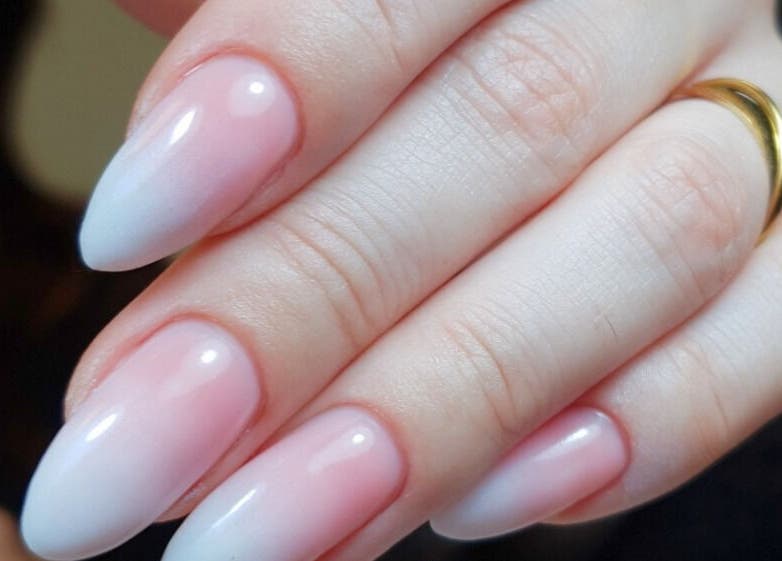 Manucure élégante à L'Atelier by Lara C. à Pontoise, Île-de-france, FR. Ongles rose ombré soignés.