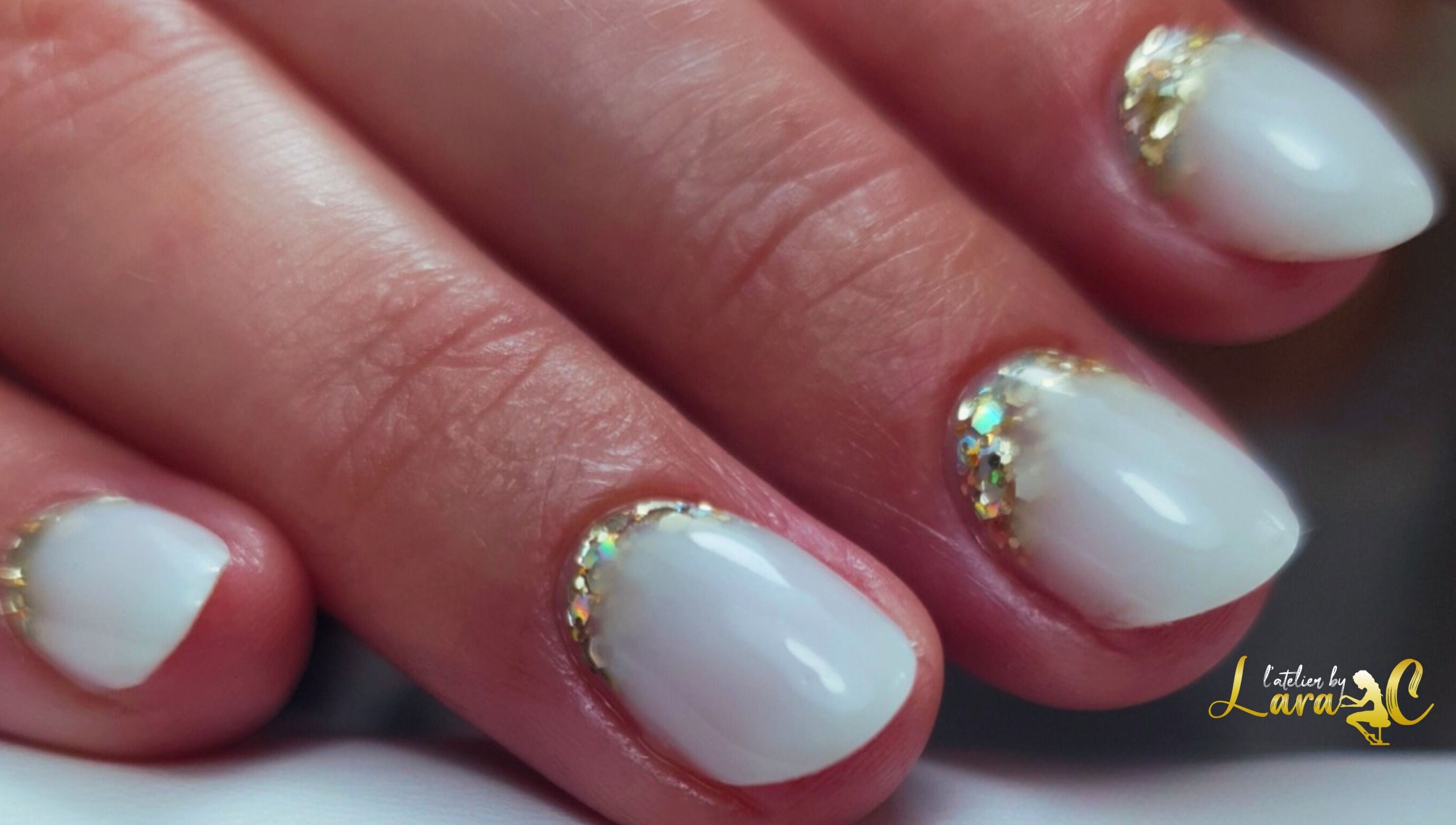 Design d'ongles élégants avec des paillettes dorées chez L'Atelier by Lara C. à Pontoise, Île-de-France, FR.
