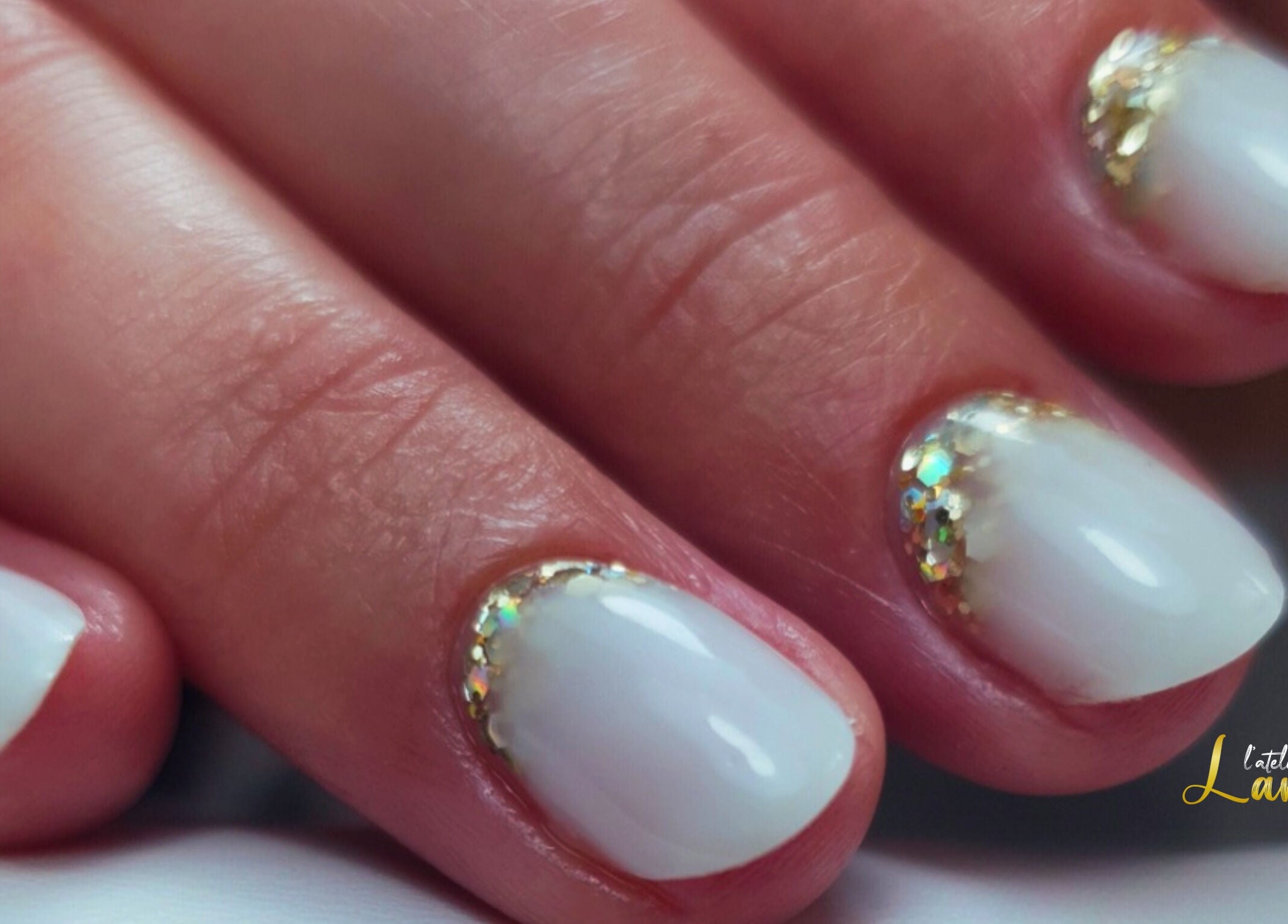 Design d'ongles élégants avec des paillettes dorées chez L'Atelier by Lara C. à Pontoise, Île-de-France, FR.