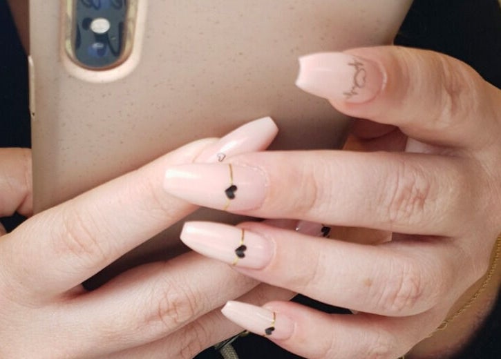 Manucure élégante chez L'Atelier by Lara C. à Pontoise, Île-de-france, FR, avec motifs cœurs sur ongles.