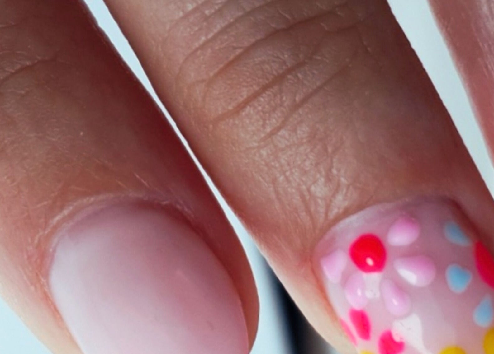 Manucure artistique à L'Atelier by Lara C., Pontoise, Île-de-France, FR, détails créatifs sur ongles.