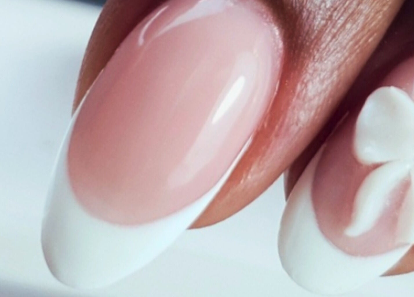 Nail art élégant avec une french manucure et un nœud à L'Atelier by Lara C., Pontoise, Île-de-France, FR.