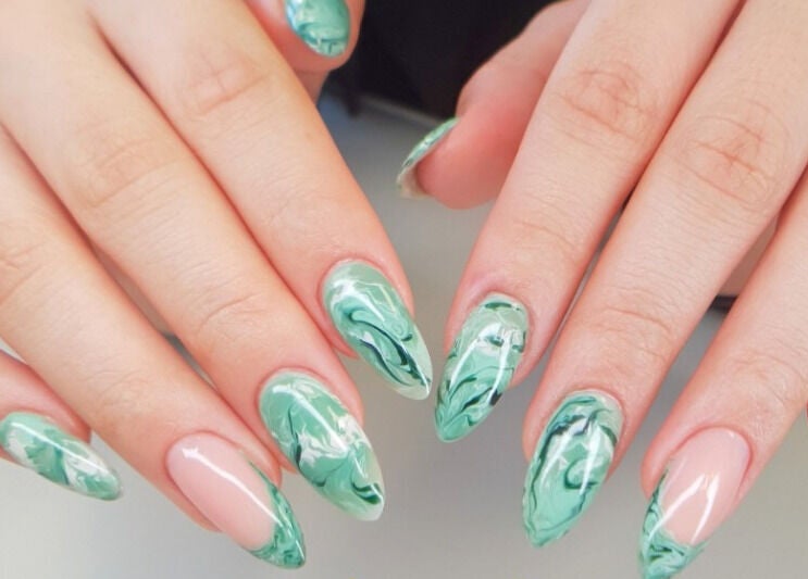 Ongles verts élégants réalisés à L'Atelier by Lara C., Pontoise, Île-de-France, FR.