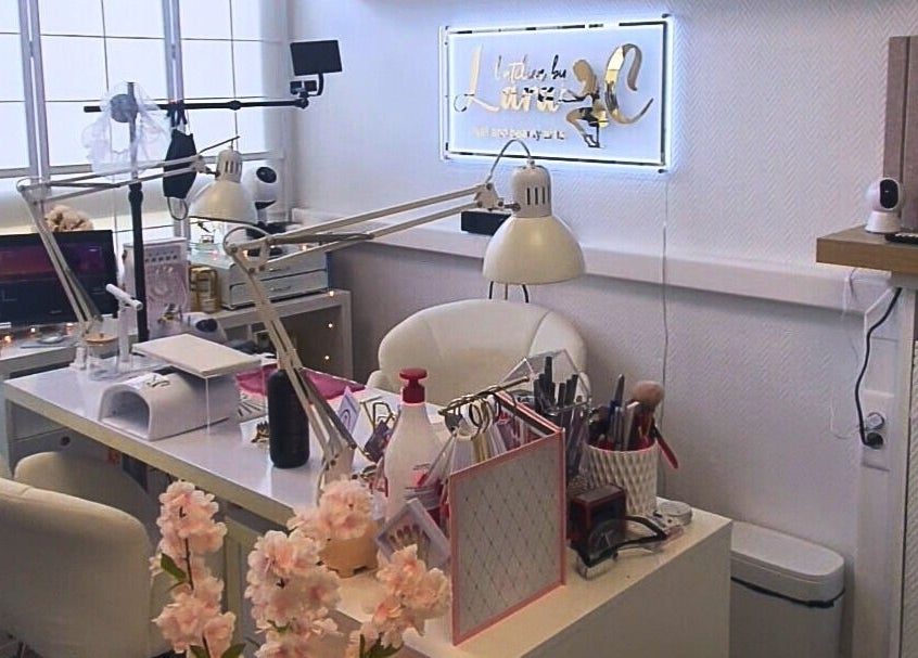 Espace moderne de L'Atelier by Lara C. à Pontoise, Île-de-France, FR, avec équipements de beauté.