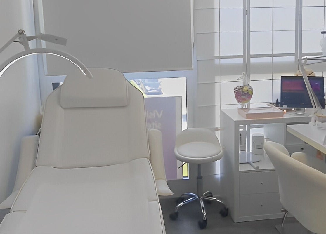 Espace bien-être à L'Atelier by Lara C., Pontoise, Île-de-france, FR, avec une chaise spa moderne.