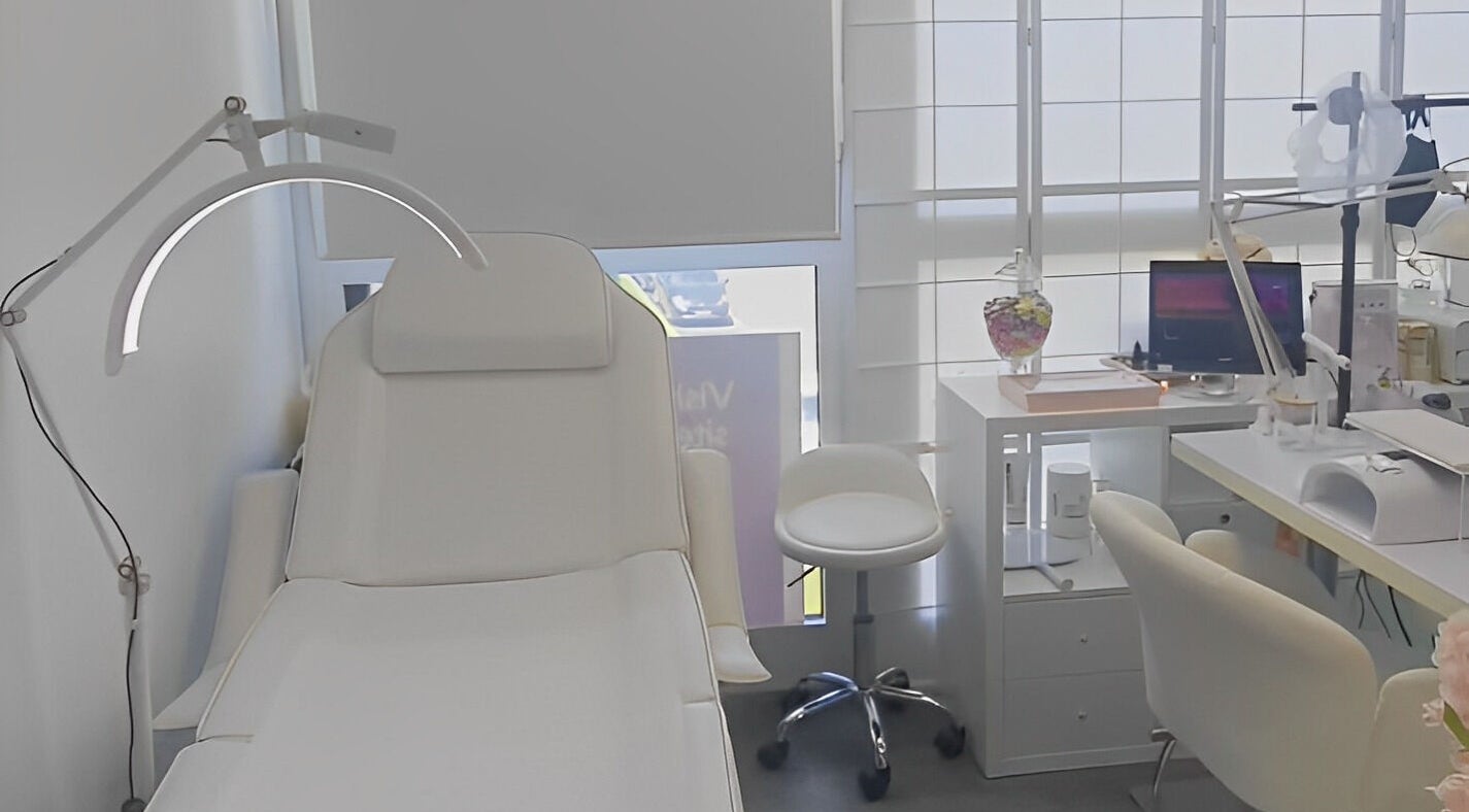 Espace bien-être à L'Atelier by Lara C., Pontoise, Île-de-france, FR, avec une chaise spa moderne.