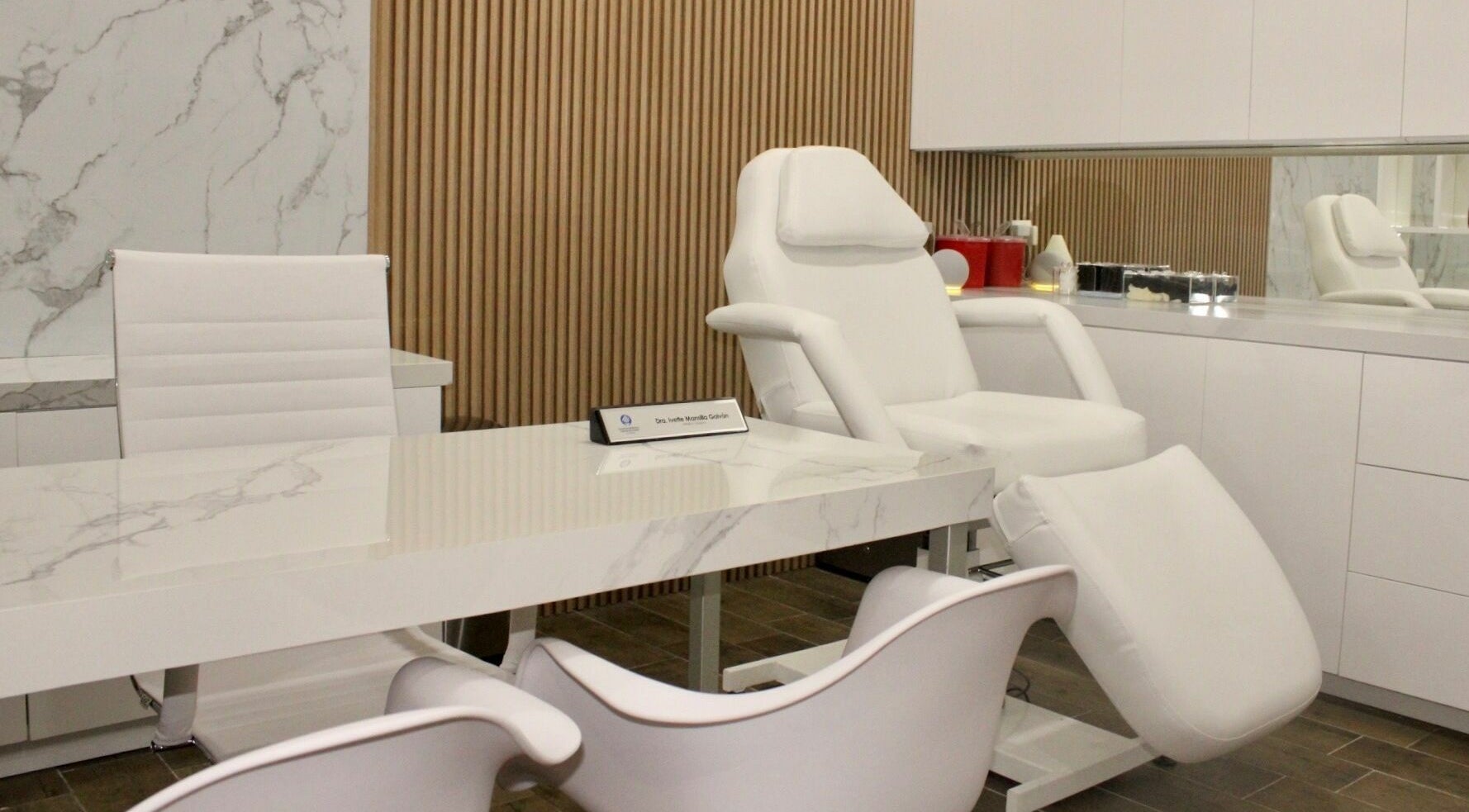 Sala de tratamiento en LUMIA Medicina Estética, Ciudad Victoria, Tamaulipas, MX. Diseño elegante y moderno.