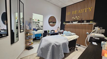 Sala de tratamento elegante no Upbeauty, Albufeira, Faro, PT, com decoração aconchegante e ambiente relaxante.