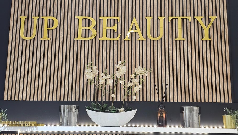 Design elegante da recepção do Upbeauty em Albufeira, Faro, PT com flores e decoração moderna.