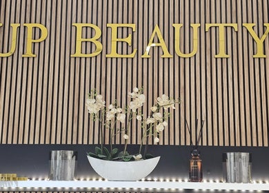 Design elegante da recepção do Upbeauty em Albufeira, Faro, PT com flores e decoração moderna.