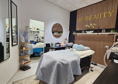 Sala de tratamento relaxante na Upbeauty, Albufeira, Faro, PT com cama branca e decoração moderna.