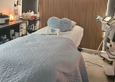 Sala de tratamento relaxante na Upbeauty, Albufeira, Faro, PT, com cama de estética e produtos de beleza.