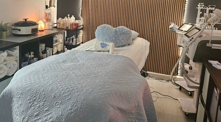 Sala de tratamento relaxante na Upbeauty, Albufeira, Faro, PT, com cama de estética e produtos de beleza.