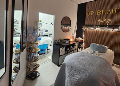 Sala de tratamento elegante na Upbeauty, Albufeira, Faro, PT, com decoração moderna e iluminação suave.