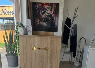 Recepção do Upbeauty em Albufeira, Faro, PT, com decoração moderna e arte vibrante na parede.
