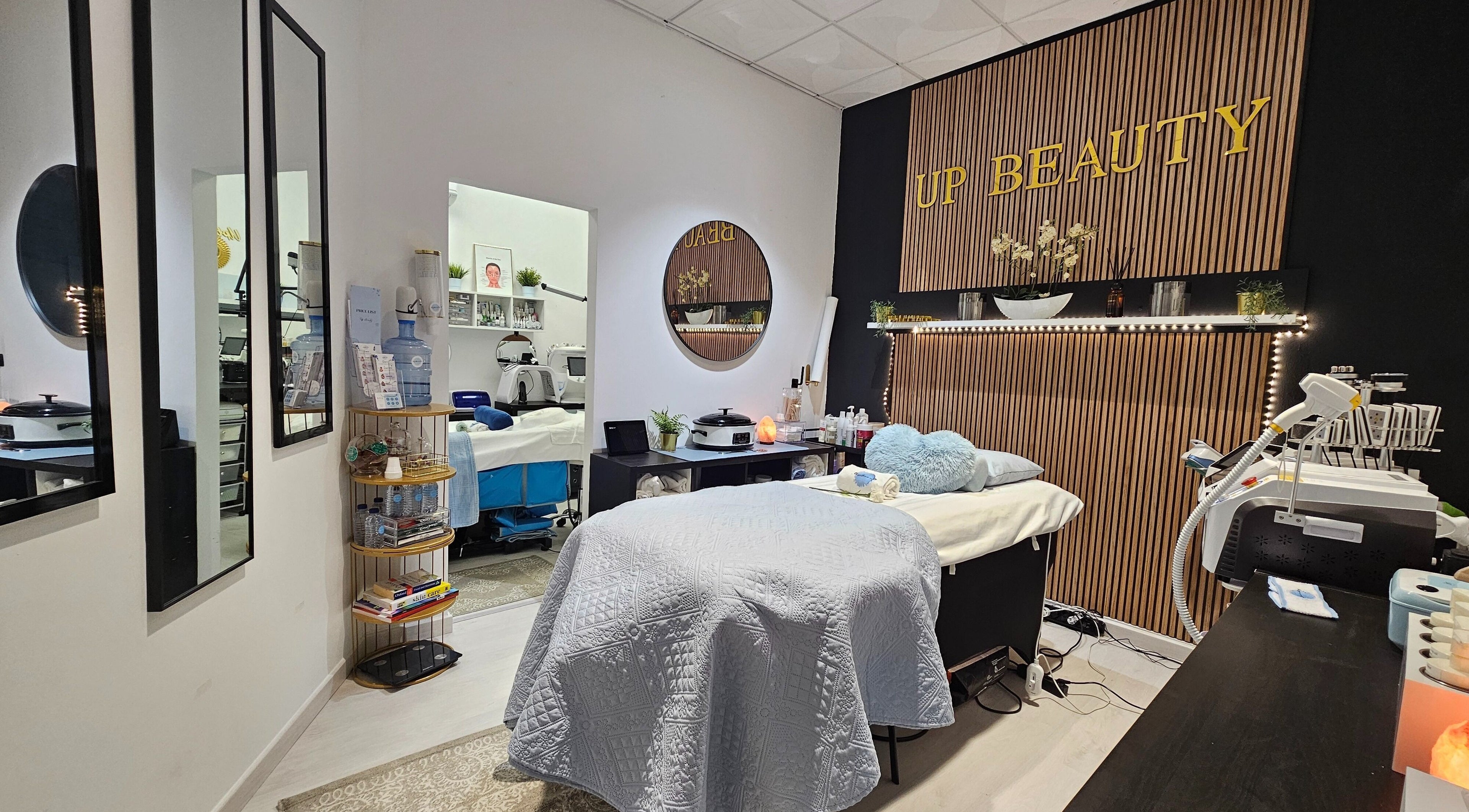 Espaço de bem-estar na Upbeauty, Ferreiras, Faro, PT com decoração acolhedora e mesa de tratamento.