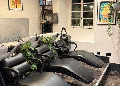 Elegant wash stations at Craft Hairdressing in Tring, England, GB with comfortable seating and modern décor.