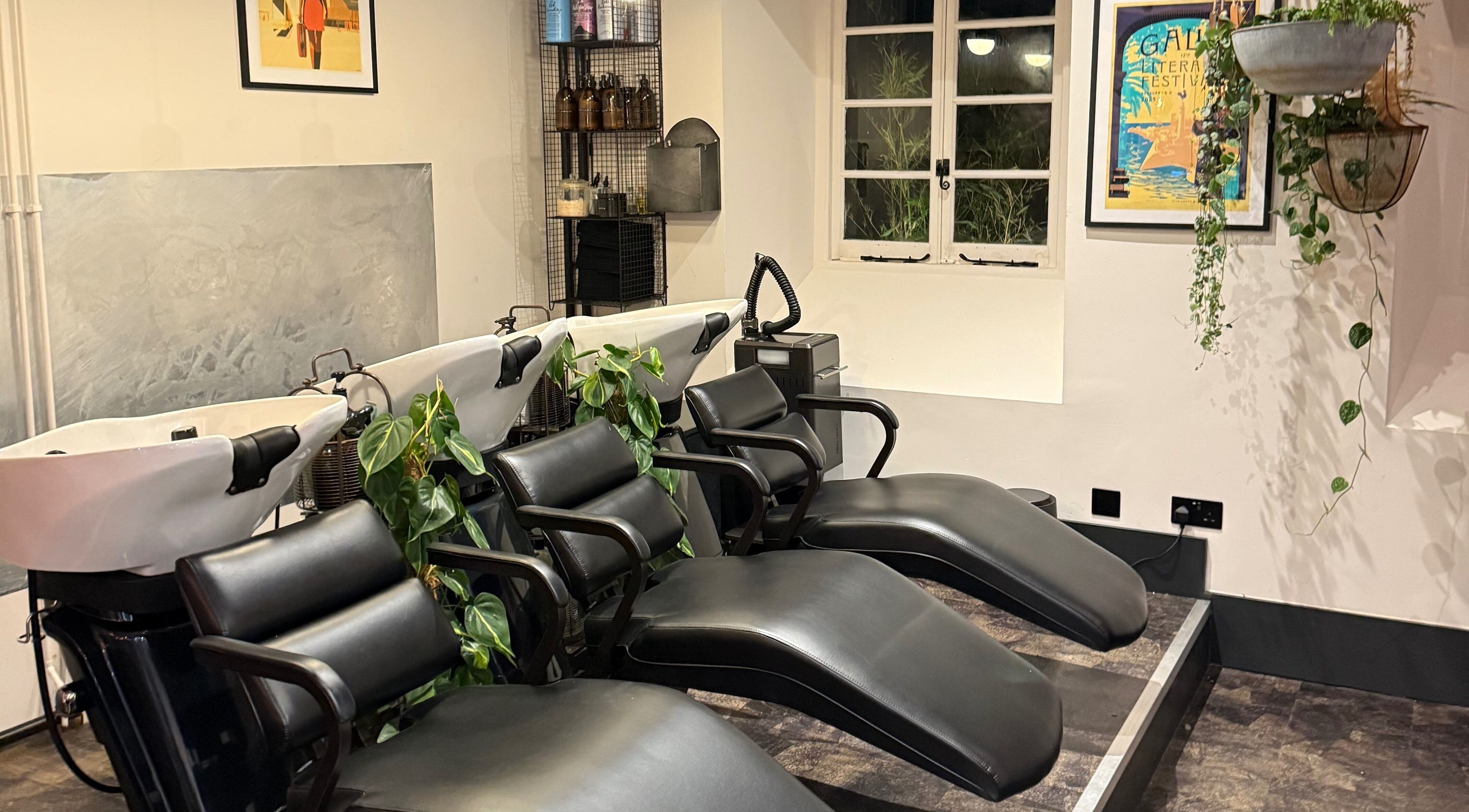 Elegant wash stations at Craft Hairdressing in Tring, England, GB with comfortable seating and modern décor.