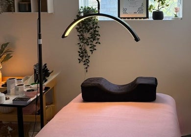 Salle de soins apaisante chez Enchanté Beautee, Laval, Québec, CA, avec table et lumière douce.