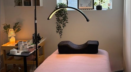 Salle de soins apaisante chez Enchanté Beautee, Laval, Québec, CA, avec table et lumière douce.