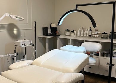 Salle de soins élégante à Enchanté Beautee, Laval, Québec, CA, avec équipements esthétiques modernes.