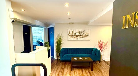 Réception moderne avec canapé bleu chez Enchanté Beautee, Laval, Québec, CA.