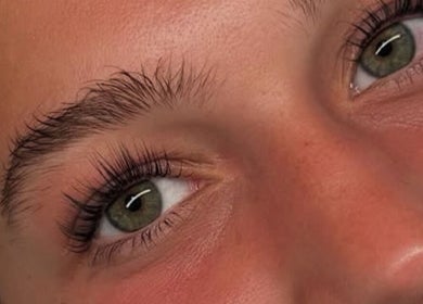 Extension de cils chez Enchanté Beautee à Laval, Québec, CA. Sublimez votre regard avec délicatesse.