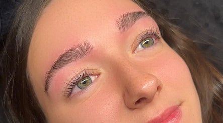 Sourcils définis chez Enchanté Beautee, Laval, Québec, CA, offrant une touche de beauté naturelle.