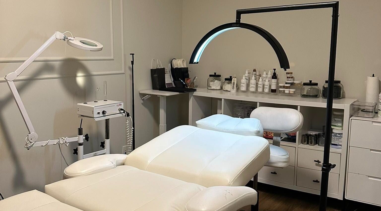 Salle de soins élégante à Enchanté Beautee, Laval, Québec, CA, équipée pour traitements de bien-être.