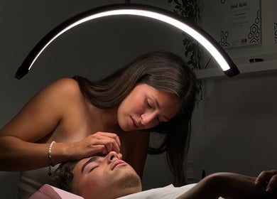 Épilation des sourcils à Enchanté Beautee, Laval, Québec, CA, sous une lumière douce et relaxante.