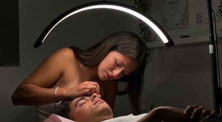 Épilation des sourcils à Enchanté Beautee, Laval, Québec, CA, sous une lumière douce et relaxante.