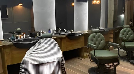 il-Mustaċċun Barber imagem 3