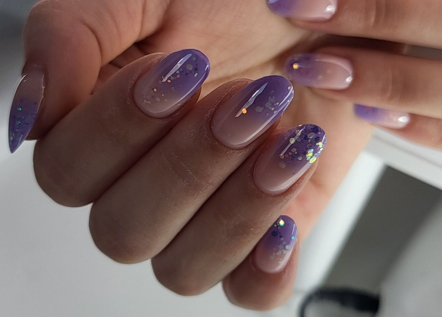 Nail art violet élégant chez Cocoon'effect, Oupeye, Région Wallonne, BE, pour un style sophistiqué.