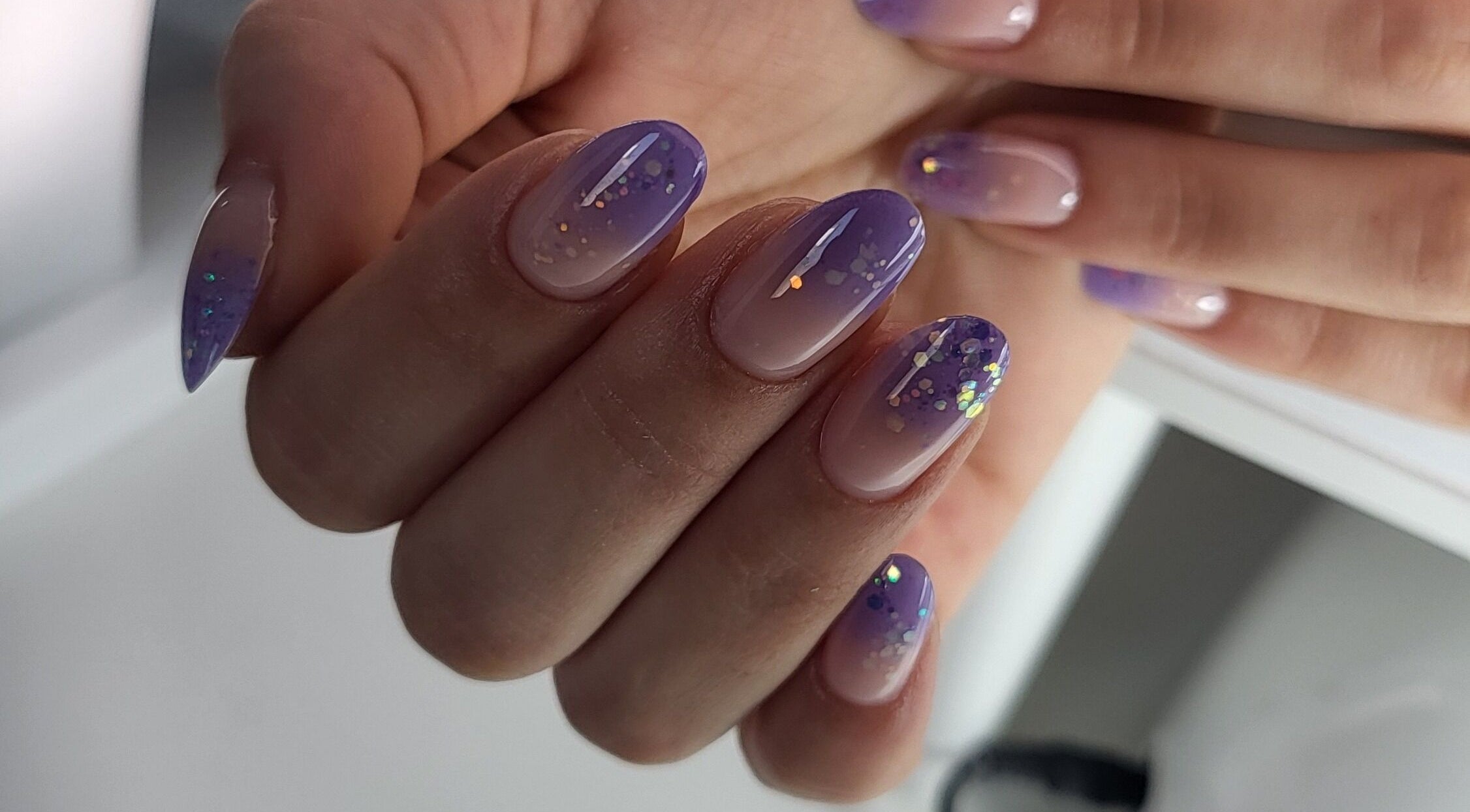 Nail art violet élégant chez Cocoon'effect, Oupeye, Région Wallonne, BE, pour un style sophistiqué.