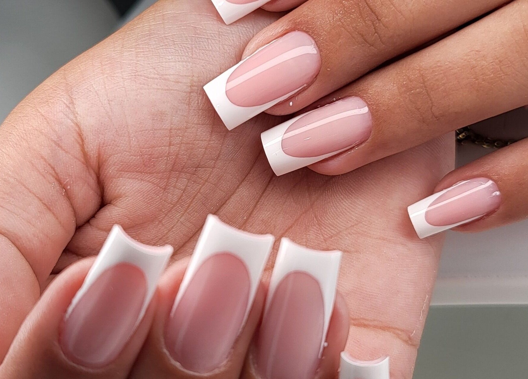 Manucure française raffinée chez Cocoon'effect, Oupeye, Région Wallonne, BE. Ongles élégants et soignés.