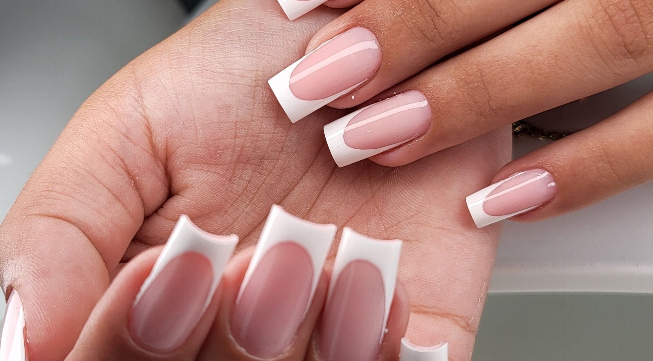 Manucure française raffinée chez Cocoon'effect, Oupeye, Région Wallonne, BE. Ongles élégants et soignés.