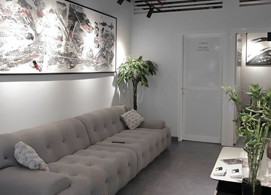 Chic lounge area at Success Barbershop, دبي, دبي, AE with modern art and greenery.