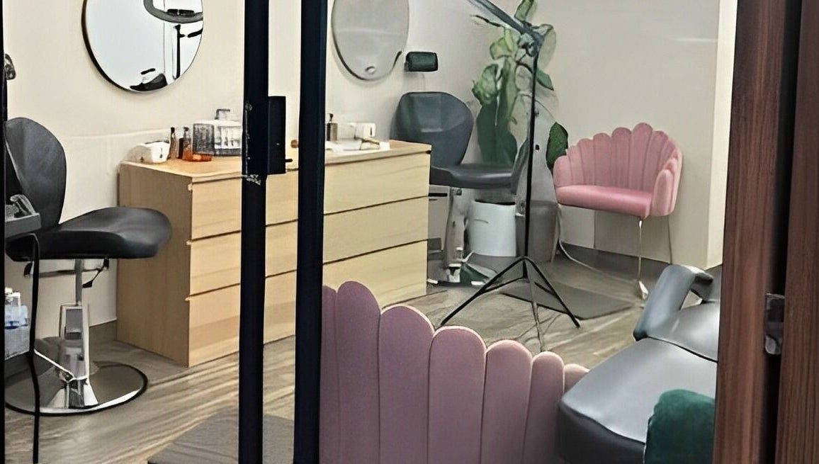 Interior elegante del Andrea Terán Brow Bar en Ciudad De México, Ciudad De México, MX con sillas modernas.