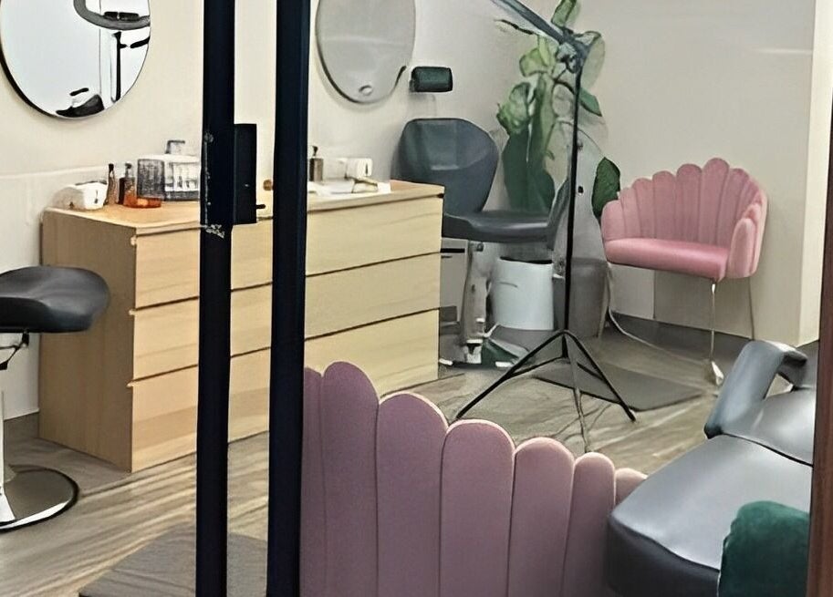 Interior elegante del Andrea Terán Brow Bar en Ciudad De México, Ciudad De México, MX con sillas modernas.