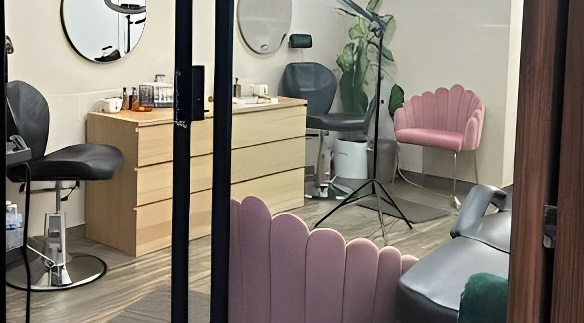 Interior elegante del Andrea Terán Brow Bar en Ciudad De México, Ciudad De México, MX con sillas modernas.