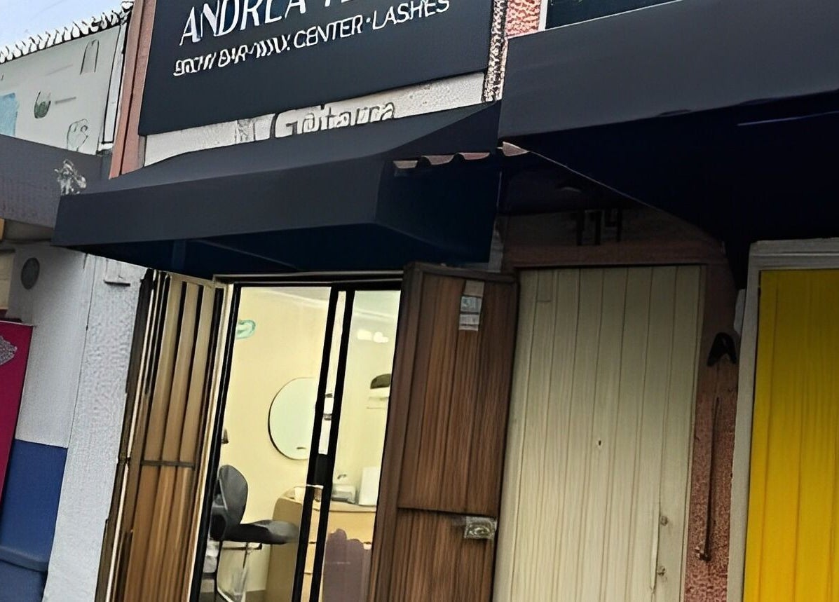 Entrada de Andrea Terán Brow Bar en Ciudad De México, destacando su diseño moderno y acogedor.