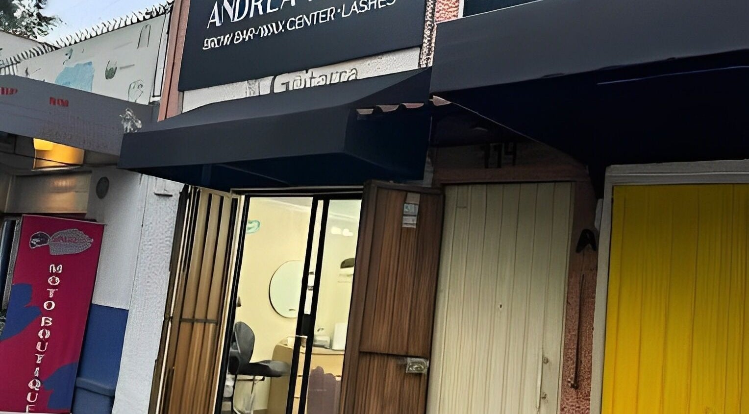 Entrada de Andrea Terán Brow Bar en Ciudad De México, destacando su diseño moderno y acogedor.