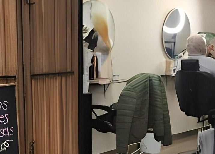 Espacio de belleza en Andrea Terán Brow Bar, Ciudad De México, MX, con espejo circular y silla moderna.