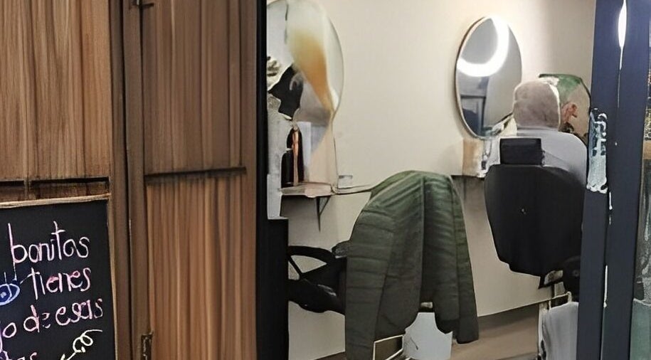 Espacio de belleza en Andrea Terán Brow Bar, Ciudad De México, MX, con espejo circular y silla moderna.