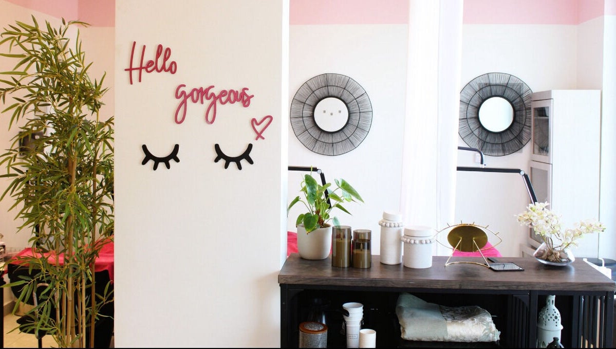 Interior decor at Lashes&Co., الرياض, منطقة الرياض, SA with modern aesthetics and plants.