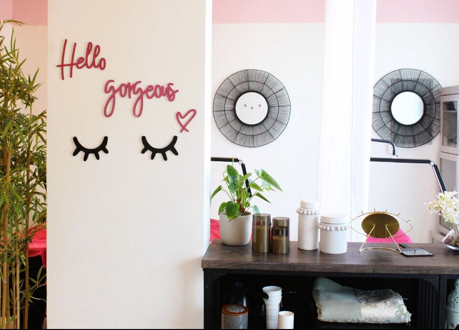 Interior decor at Lashes&Co., الرياض, منطقة الرياض, SA with modern aesthetics and plants.