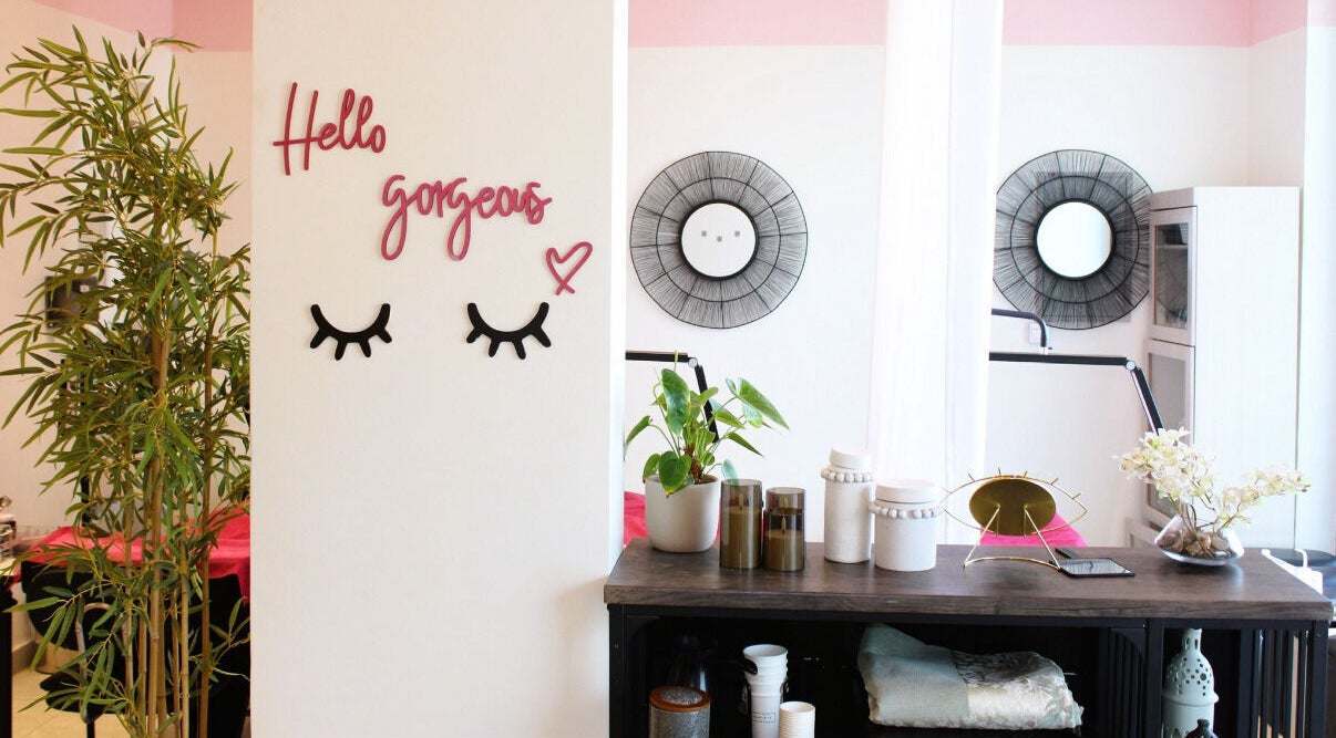 Interior decor at Lashes&Co., الرياض, منطقة الرياض, SA with modern aesthetics and plants.