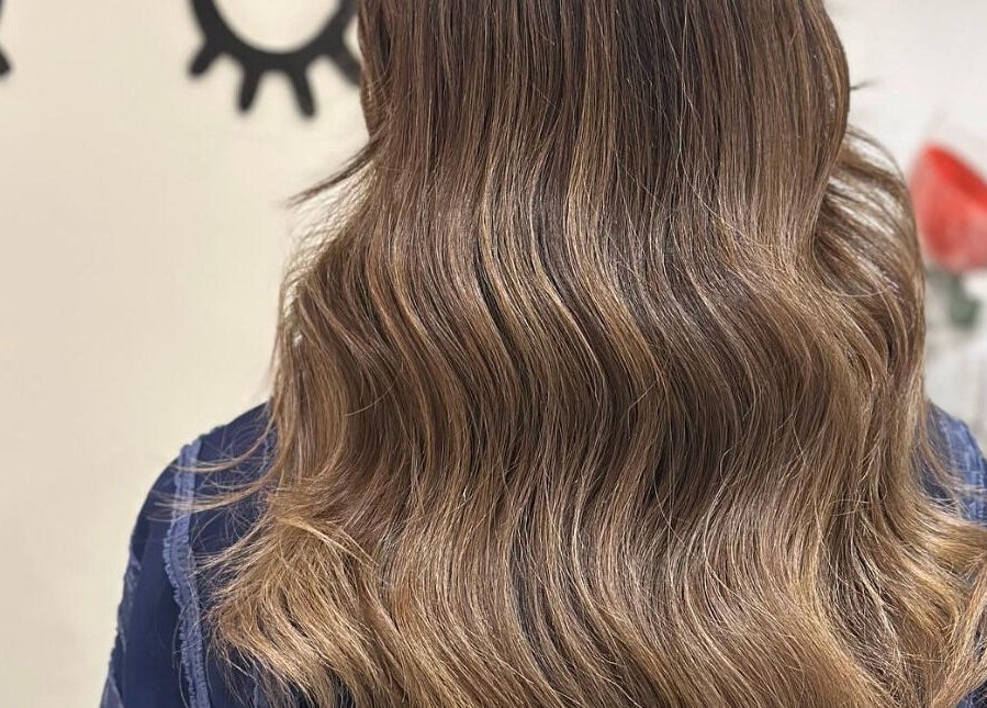 Elegant wavy hair styling at Lashes&Co., الرياض, منطقة الرياض, SA showcasing luxurious brown highlights.