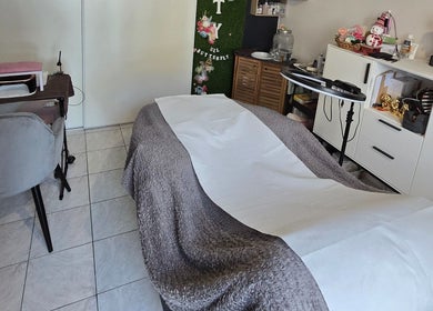 Salle de soins relaxante de Beauty Full Butterfly à Saint Pierre, FR, avec une décoration apaisante.