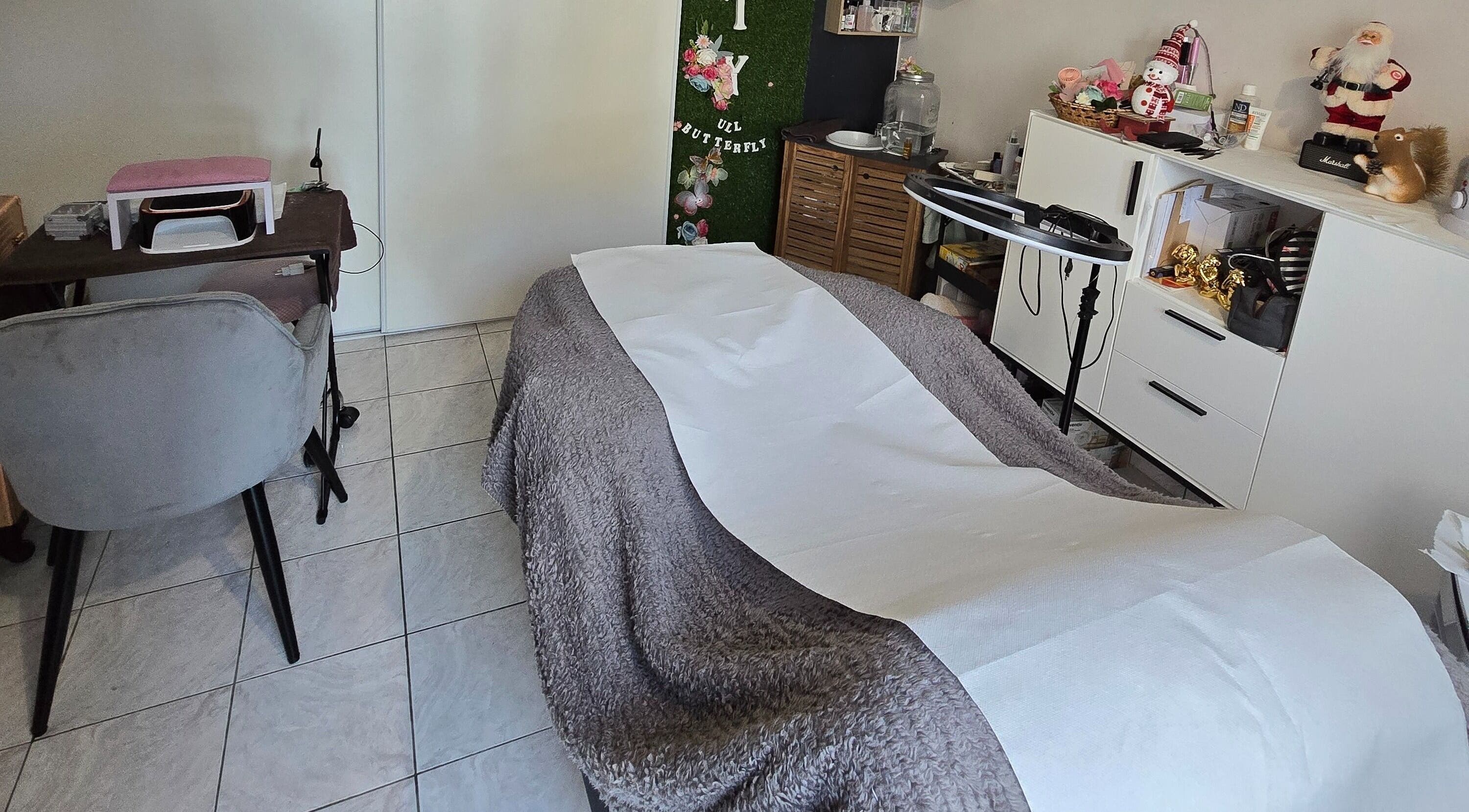 Salle de soins relaxante de Beauty Full Butterfly à Saint Pierre, FR, avec une décoration apaisante.